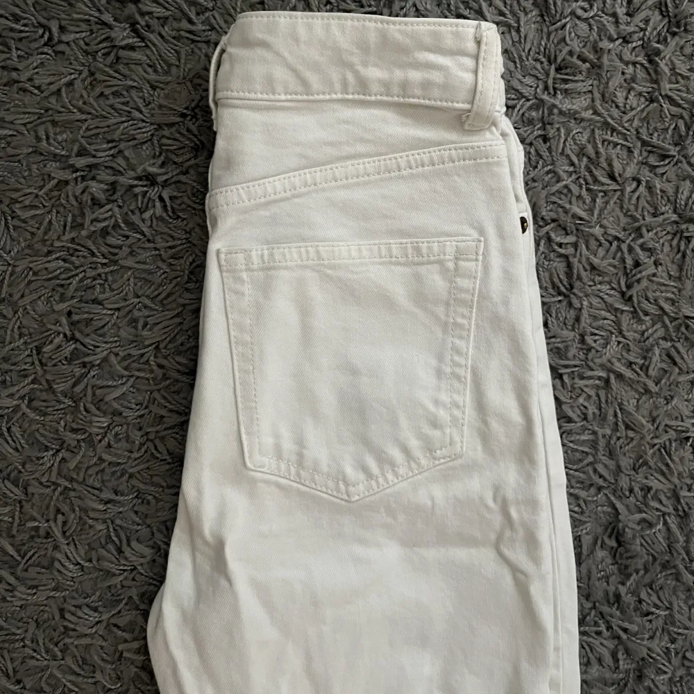 Från H&m storlek 32, omvända fåtal gånger.  Säljer för 150 kr, kan mötas upp i Kalmar eller skickas mot fraktkostnad.. Jeans & Byxor.