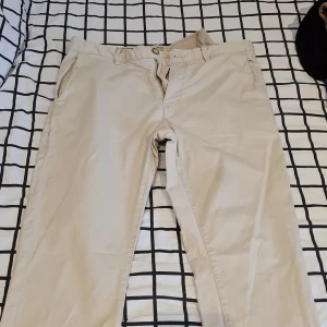 Beige Chinobyxa  - Beige chinobyxa i W34 och L32.