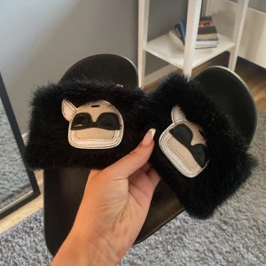 Karl lagerfeld tofflor - Strl 39 aldrig använda!! Nypris: 1199kr Mitt pris: 600kr