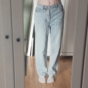 90s Jeans - Tjusiga byxor ifrån H&M, säljes för de inte är min stil men de är stört bekväma.