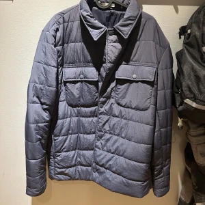 Jacka - Snygg zara höstjacka i mörkblå som är extremt skön. Helt oanvänd och inga skador. Ny pris runt 700kr.