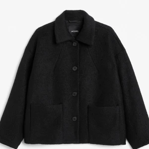 Monki jacka  - Helt ny vinterjacka från Monki. Fin passform och har inga defekter. Storlek M och har även L i lager. Originalpris är 600kr. 
