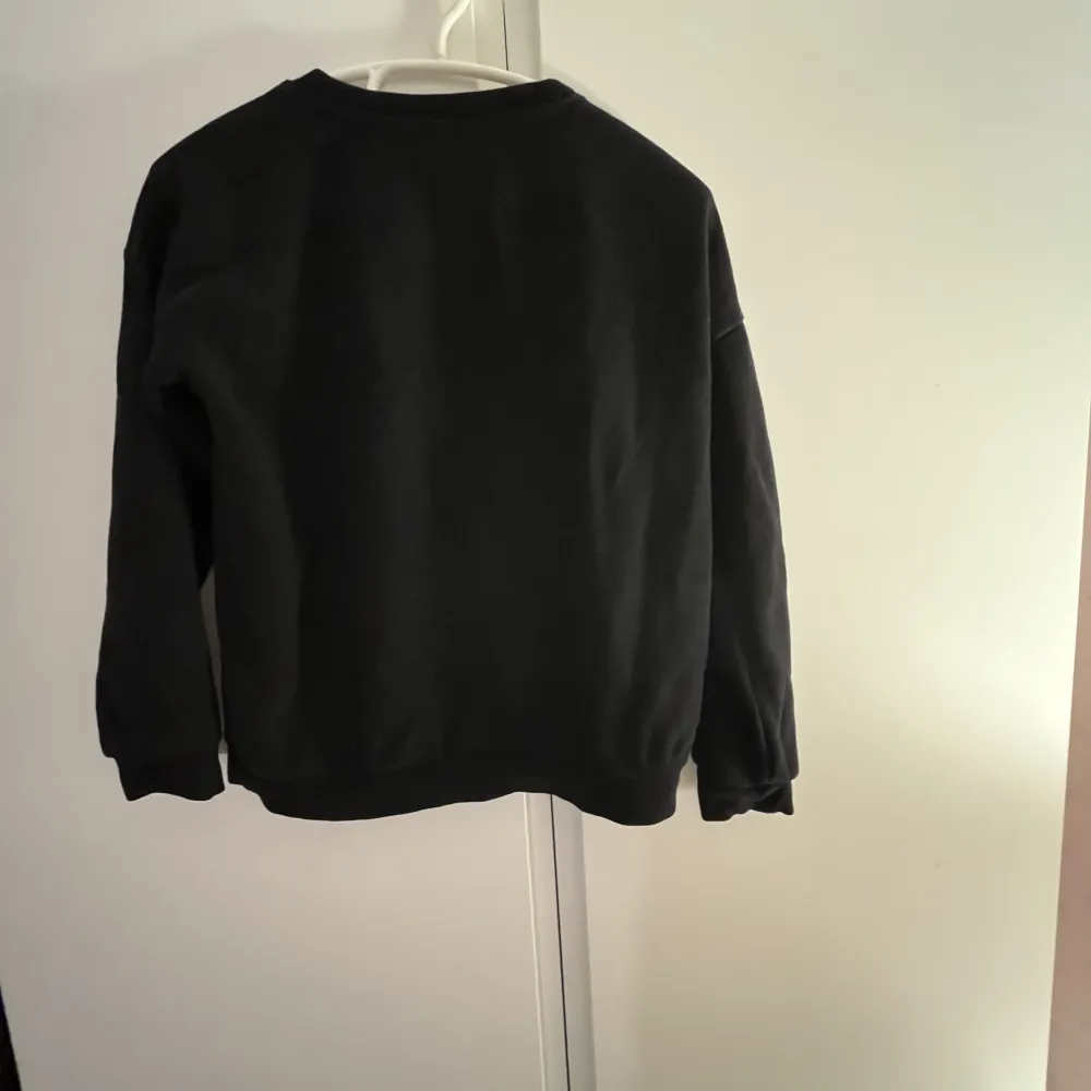 H&M tjocktröja använd 5-10 gånger.Original pris 150kr.Frakt ingår i köpet ☺️. Hoodies.