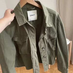 Militärgrön jacka  - Jacka från only i storlek 38 men passar Xs och S också 💓