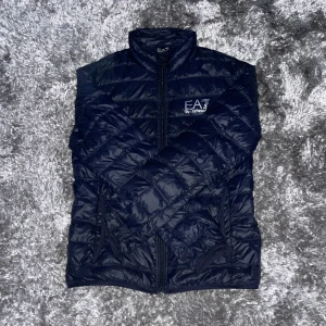 Armani Jacka - Säljer min Armani jacka för att jag har köpt en ny, skick 8/10, har ett litet hål på armen men det syns inte och det kan man sy igen. Nypris: 1865kr på Zalando. Pris kan diskuteras vid snabb affär.