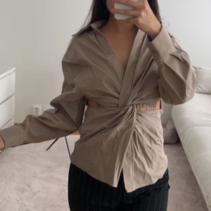 Sktjorta  - Skjorta med öppning vid magen 