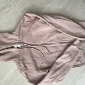 Säljer denna zip up hoodie från hm❤️