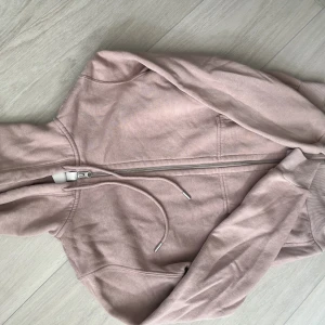 Zip up hoodie - Säljer denna zip up hoodie från hm❤️