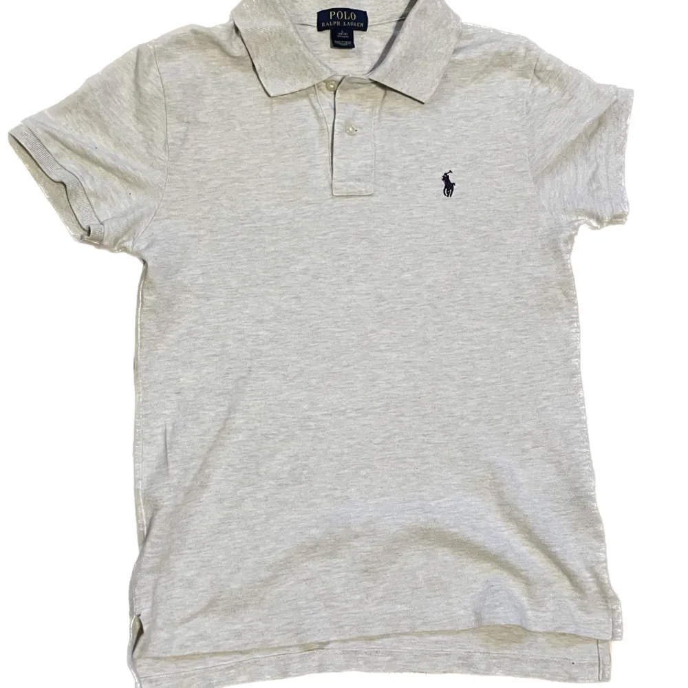 Pikétröja från Polo Ralph Lauren | Storlek: XS-S | Skicket på tröjan är väldigt bra och den har inga defekter - Mitt pris är: 349kr - Nypris: 1249kr. . T-shirts.