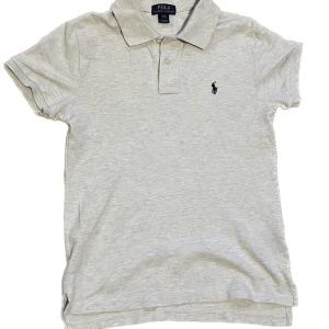 Polo Ralph Lauren Piké - Pikétröja från Polo Ralph Lauren | Storlek: XS-S | Skicket på tröjan är väldigt bra och den har inga defekter - Mitt pris är: 349kr - Nypris: 1249kr. 