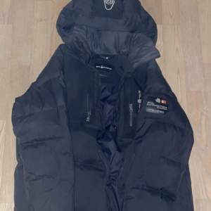 Patrol down jacket orginallpris 2800kr Skick 9/10 dragkedjan har tappat lite färg annars är den i nyskick iprincip. Storlek 170 passar dig som har xs, eventuellt s också.