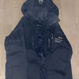 Sailracing Patrol down jacket - Patrol down jacket orginallpris 2800kr Skick 9/10 dragkedjan har tappat lite färg annars är den i nyskick iprincip. Storlek 170 passar dig som har xs, eventuellt s också.