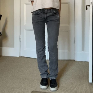 Lågmidjade pepe jeans - Säljer mina superfina lågmidjade jeans från pepe jeans. De är i modellen Saturn storlek 27/34 och är slutsålda överallt! Fint skick. Jag är 170 cm💕 Pris kan diskuteras vid snabb affär!