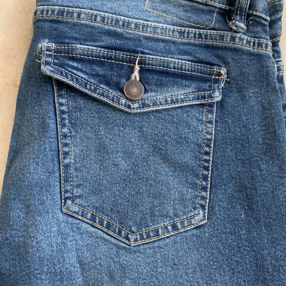 Säljer dessa jeans då jag växt ur dem💕. Jeans & Byxor.
