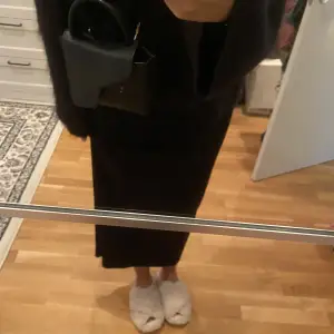 Jätte basic svart långkjol ifrån H&M
