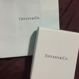 tiffany and co halsband, aldrig använd, fick inga bra bilder så skicka dm för bättre bilder eventuellt frågor. pris kan även diskuteras 