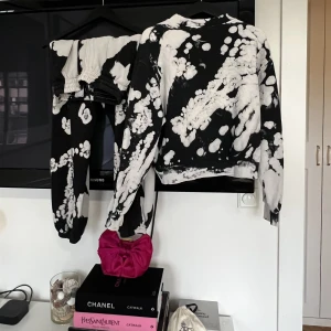 Mjukisset - Batikmönstrat set från weekday köpt 2020, använd 3 gånger. Passar XS-S! 