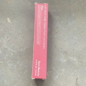 Rare Beauty lip oil❤️👌🏼fortfarande till salu! - Jättefint lip oil från rare beauty i färgen hope❤️👌🏼men jag köpte fel produkt hade tänkt köpa blushen så jag har aldrig använt den så den ny och oanvänd❤️kan diskutera pris!