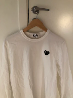 Cdg long sleeve - Skick :9/10 inte använd mer än 5 gånger  Pris : 300  Strl: M men passar s