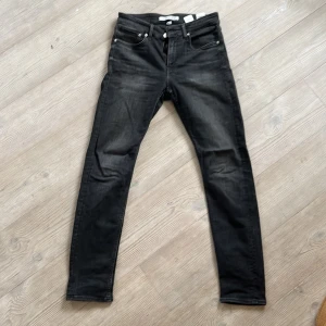 Riktigt snygga, oanvända Calvin Klein jeans i slim fit. - Har inte använt dessa jeans, men har inte den stilen längre så där av säljer jag dessa. Dom kommer i slim fit och i storlek 30/32