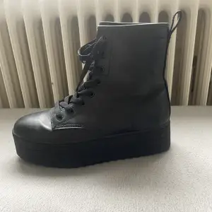 Säljer dessa svarta boots för dem Inte används. 