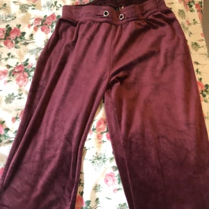 Gina mjukisbyxor - Super sköna mjukisar från Gina-Tricot som köptes för några år sedan. Säljs inte i denna färg längre så passa på!!
