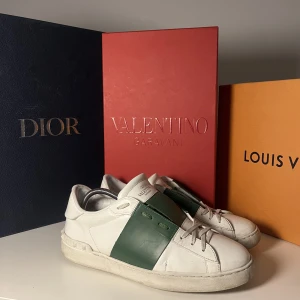 Valentino oåen - Valentino open grön Size 41 sitter 42 Cond 8/10 efter tvätt Box mm finns Skickas spårbart via postnord