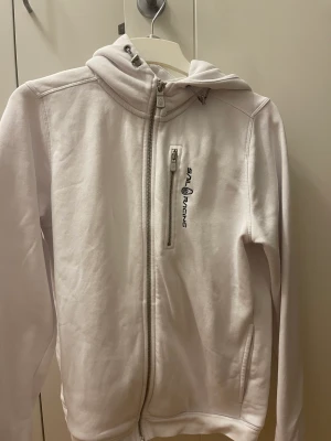 Sail racing - Säljer denna koftan i vit, koftan är köpt på kids brandstore och är i storlek 170