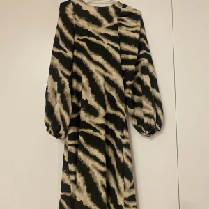 Ankellång klänning - Lång, luftig klänning från Gina! Jag ska skicka flera bilder om det behövs! 