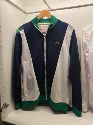 Lacoste  - En riktigt fet Lacoste tröja i bra kvalite, storlek M