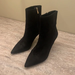 Klackar  - Säljer dessa klackar i stolek 37 i fake mocka med en klack på ca 8cm. Bra skick endast använda 1 gång💖