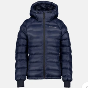 Peak performance jacka - Säljer min peak performance jacka! Som ny storlek XXS-XS mörk blå ny pris 2800 säljer för 1200 pris kan diskuteras! Kan mötas❤️