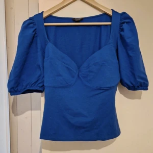 Tröja/topp - Klarblå fin tröja med puffarmar. Aldrig använt denna. Superfin 🥰