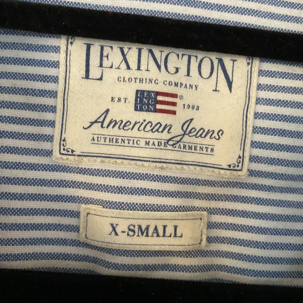 Skjorta från lexington, vit och blå randig. Storlek XS, passar mig som brukar ha storlek S men med tajt passform. . Blusar.