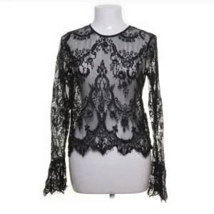 Säljer i GRÖN! - Snygg spets topp i mörkgrön, ärmarna är utsvängda i slutet 