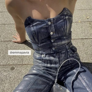 Jeans topp - Denim topp från NA-KD med silver delaljer   Använd en gång  (Lånad första bild)