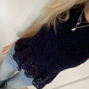 Spets topp  - Såå söt volangtopp i spets från h&m, aldrig använd ❤️