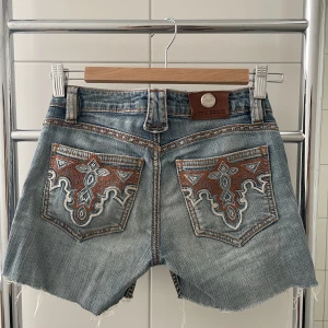 Jeansshorts  - Jeansshorts köpta secondhand. Säljer pga att de är för små för mig.