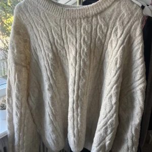 Stickad tröja - Stickad beige myströja från hm Säljer den är stor på mig så jag tycker inte jag passar i den 