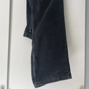  low waisted baggy jeans - Ett par låg midjade baggy jeans. Nästan helt oanvända.