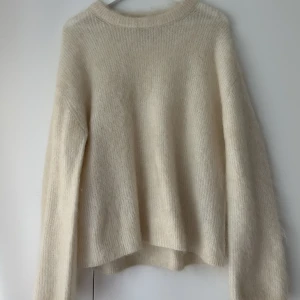 Mohair tröha - En supermysig vit/cremevit mohair tröja från & Other Stories🤍Aldrig använd!