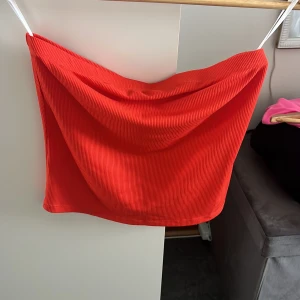 Tube topp - Säljer denna röda tub toppen då den inte kommer till användning. Från vero Moda💓