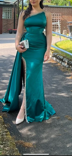 Festklänning/balklänning  - Säljer min fantastisk fina balklänning som jag bara använt en gång. 