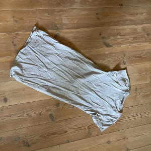 Medel lång klänning - Säljs på grund av att den är för stor men annars Inge fel på den