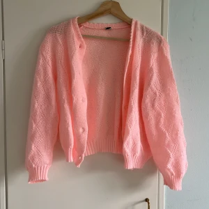 Rosa kofta - Rosa supersöt kofta, köpt i Spanien. Så så fin, inga defekter men säljer pga har inte kommit till användning 