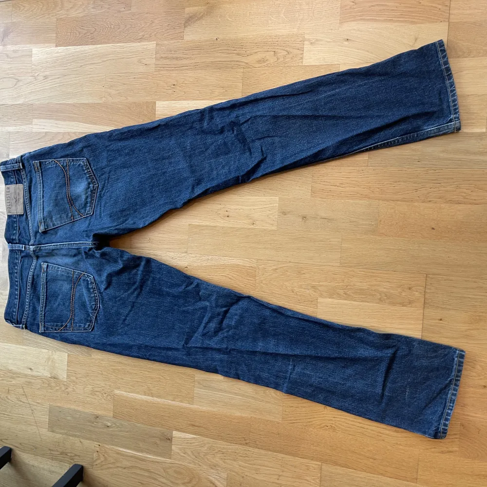 Fina mörkblå jeans från Hollister . Jeans & Byxor.