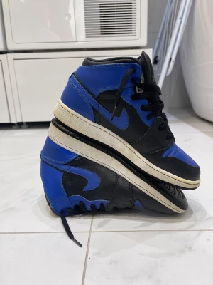 Jordans 1 mid  - Tja ! Säljer mina Air Jordans Mid 1 eftersom att dom inte längre passar mig. Dem är i storlek 38,5 och har används bara ett halvår.  Köpt för 2300 kr. Säljer för 1100 kr