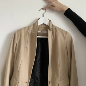 Kostym kappa/kavaj  - En jätte fin kostym kappa från Gina tricot. Som är lite kortare i längden str 36 säljer pga av att den inte används! Skriv för mer bilder. Köpare står för frakt💕