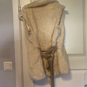 Pälsväst - Väst med fake päls