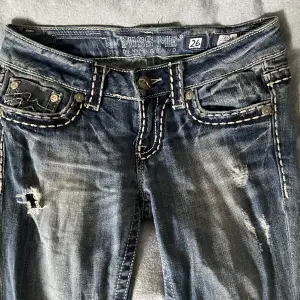 säljer mina skit snygga miss me jeans som tyvärr inte kommer till användning längre. De är lite slitna men fortfarande i väldigt bra skick ! Hör gärna av er om ni har frågor eller något 💖 använd inte köp nu. 